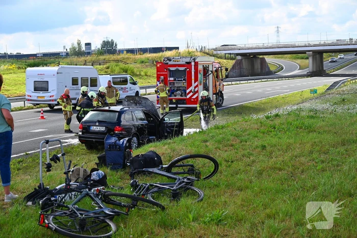 Personenauto vat vlam op snelweg