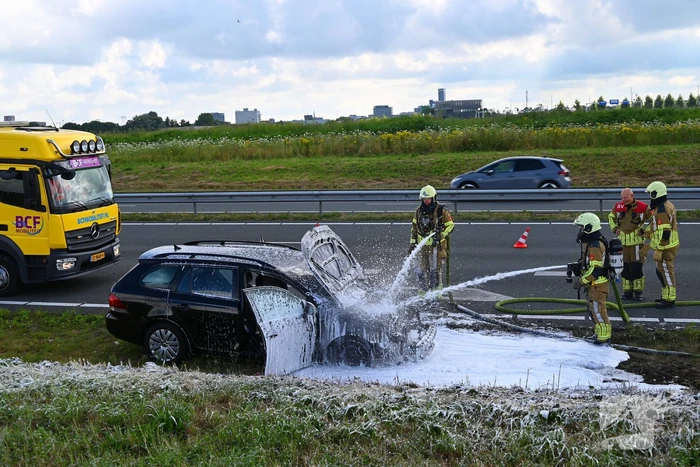 Personenauto vat vlam op snelweg