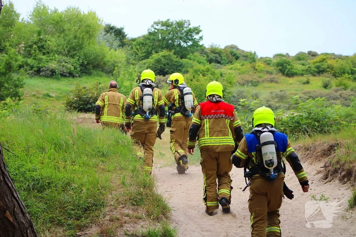Omstanders blussen brand in duingebied