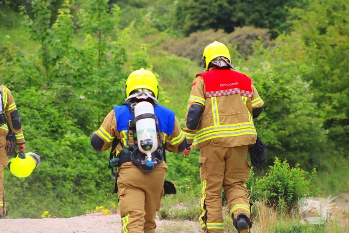 Omstanders blussen brand in duingebied