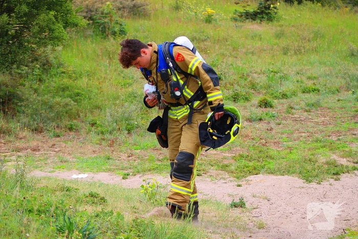 Omstanders blussen brand in duingebied