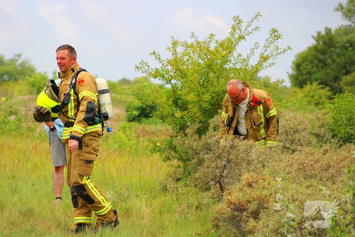 Omstanders blussen brand in duingebied