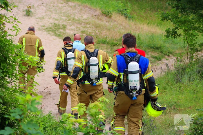 Omstanders blussen brand in duingebied