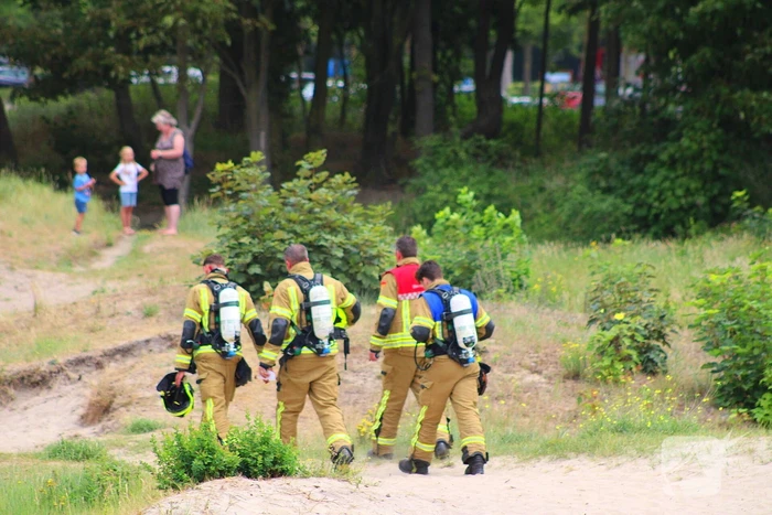 Omstanders blussen brand in duingebied