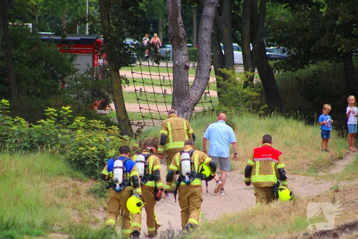 Omstanders blussen brand in duingebied