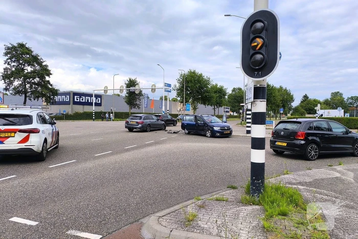 Voertuigen lopen flinke schade op bij ongeval