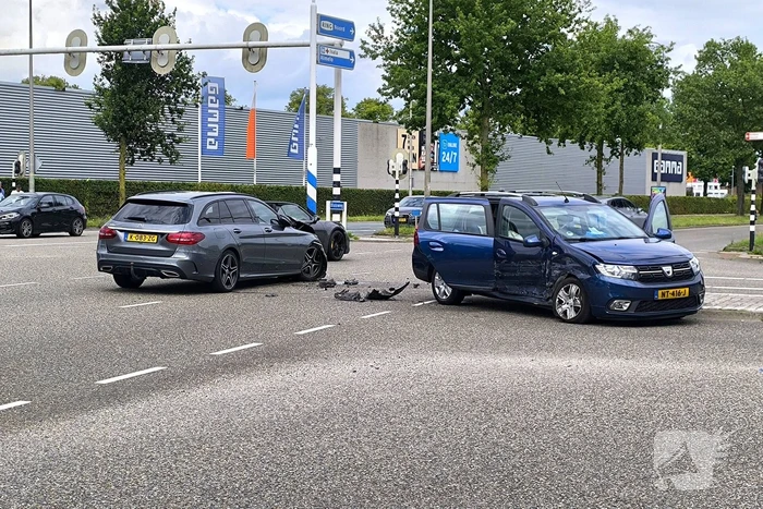 Voertuigen lopen flinke schade op bij ongeval