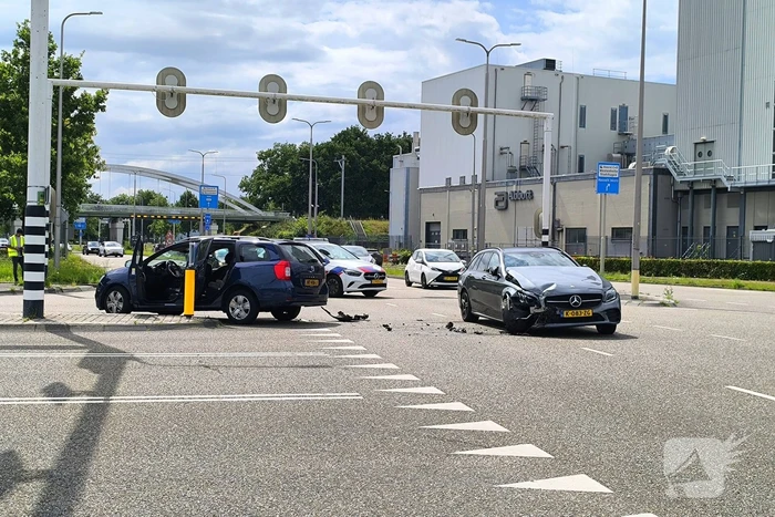 Voertuigen lopen flinke schade op bij ongeval