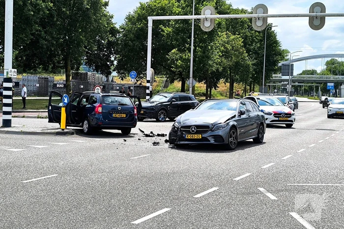 Voertuigen lopen flinke schade op bij ongeval