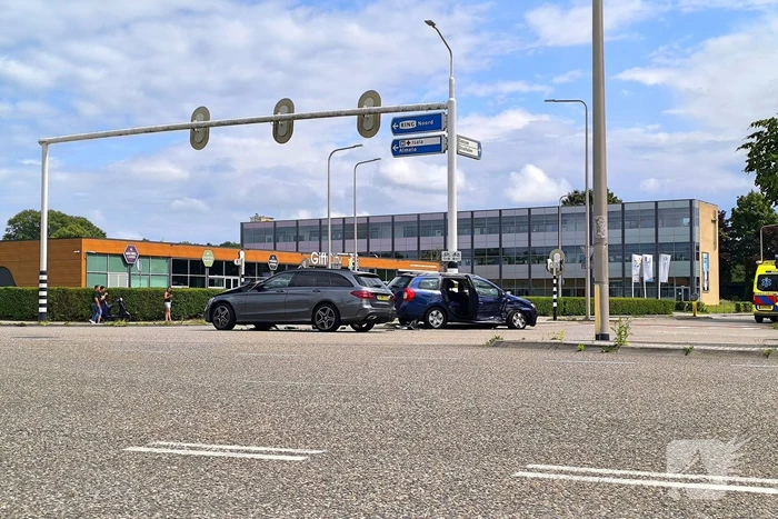 Voertuigen lopen flinke schade op bij ongeval