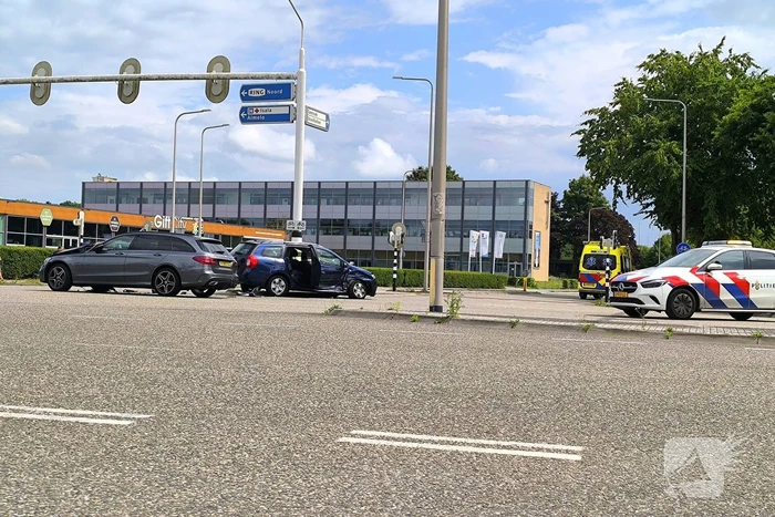 Voertuigen lopen flinke schade op bij ongeval