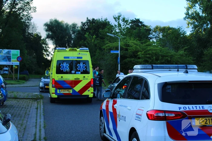 Automobilist en motorrijder met elkaar in botsing