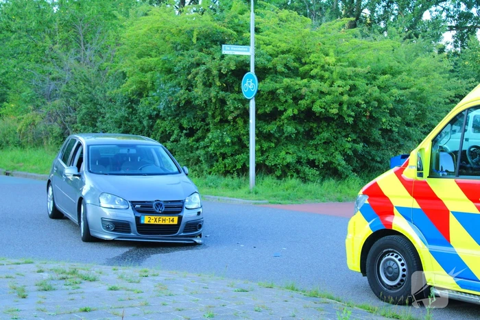Automobilist en motorrijder met elkaar in botsing