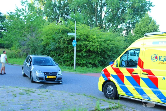 Automobilist en motorrijder met elkaar in botsing