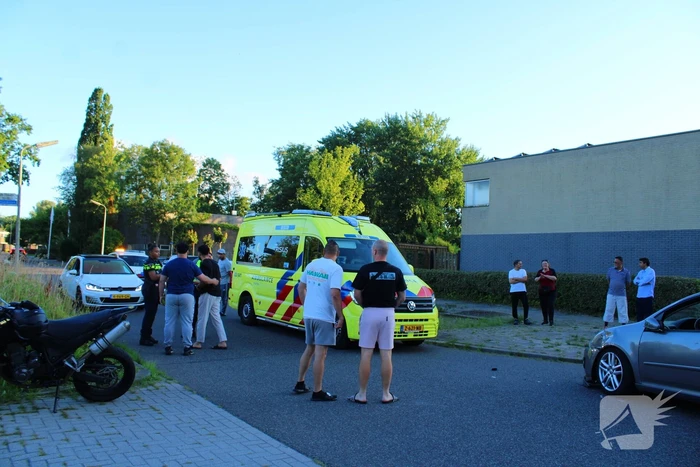 Automobilist en motorrijder met elkaar in botsing