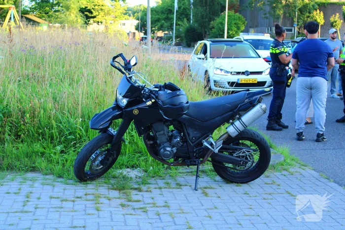 Automobilist en motorrijder met elkaar in botsing