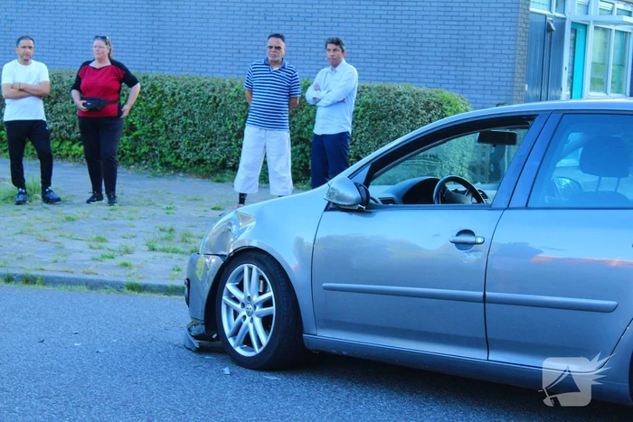 Automobilist en motorrijder met elkaar in botsing
