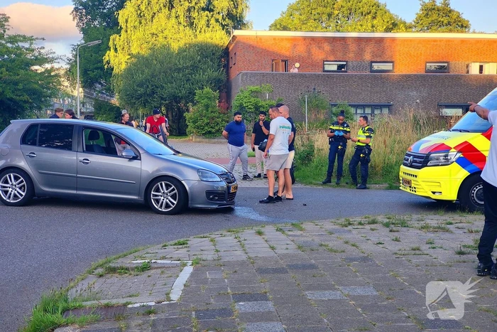 Automobilist en motorrijder met elkaar in botsing