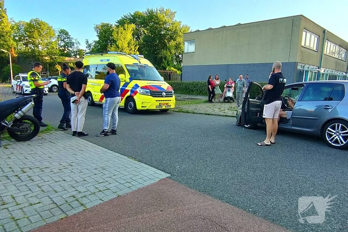 Automobilist en motorrijder met elkaar in botsing