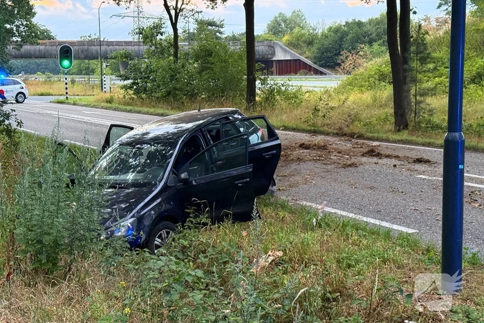 Auto verliest controle en botst in berm