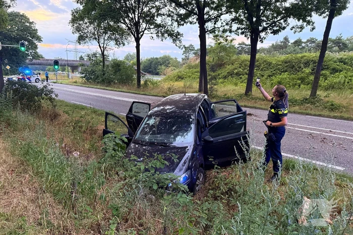 Auto verliest controle en botst in berm