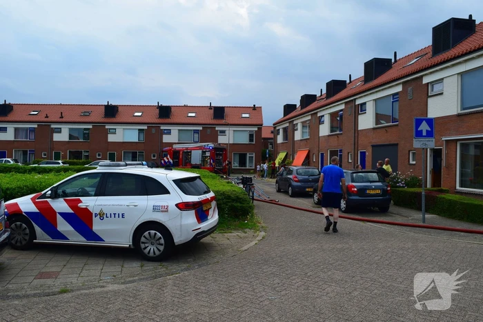 Afvalbrand bij woning trekt veel bekijks
