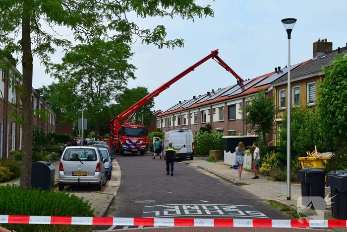 Afvalbrand bij woning trekt veel bekijks