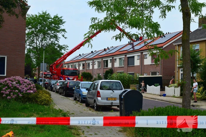 Afvalbrand bij woning trekt veel bekijks