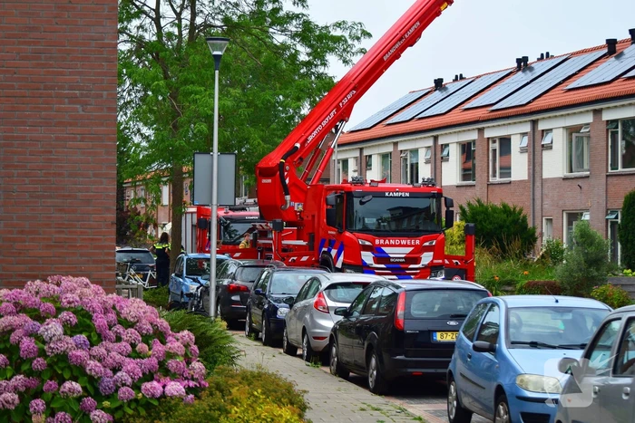 Afvalbrand bij woning trekt veel bekijks