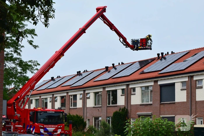 Afvalbrand bij woning trekt veel bekijks