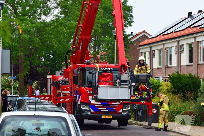 Afvalbrand bij woning trekt veel bekijks