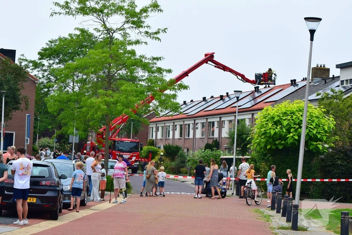 Afvalbrand bij woning trekt veel bekijks
