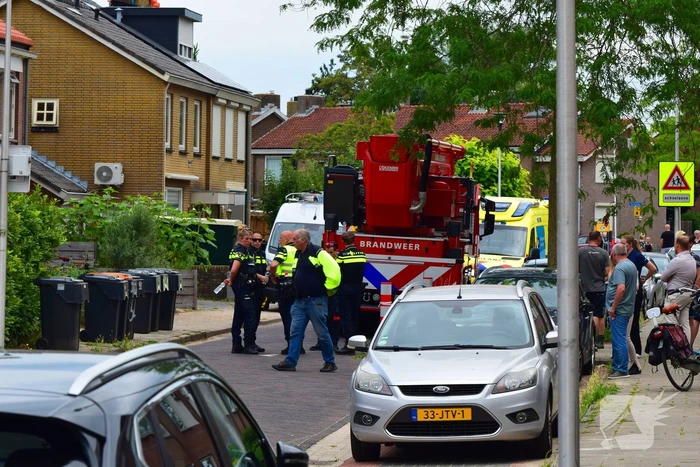 Afvalbrand bij woning trekt veel bekijks