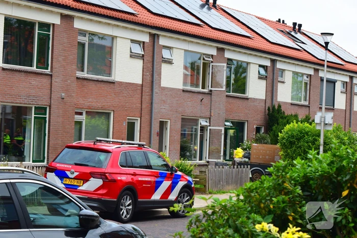 Afvalbrand bij woning trekt veel bekijks