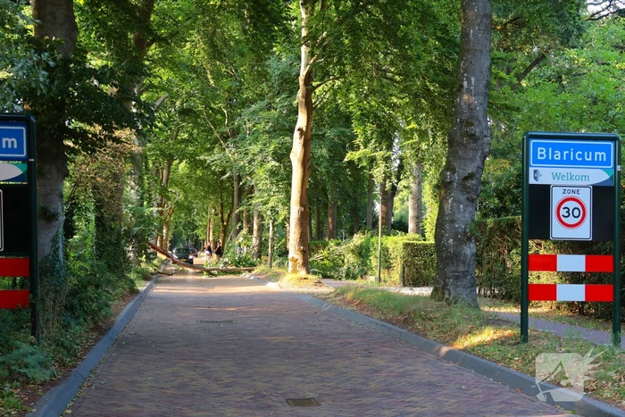 Tak breekt af en blokkeert weg