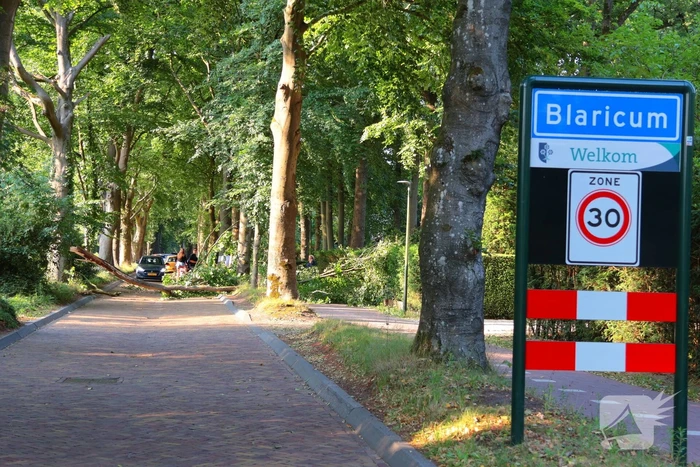 Tak breekt af en blokkeert weg