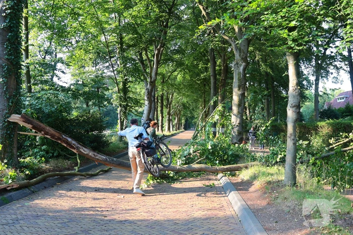 Tak breekt af en blokkeert weg