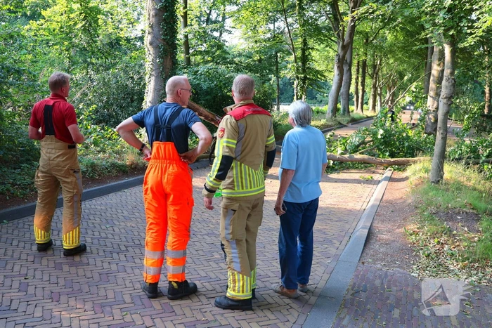 Tak breekt af en blokkeert weg
