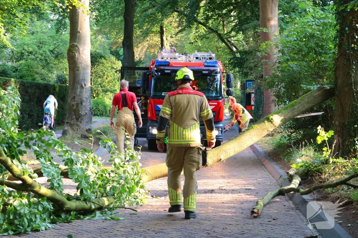 Tak breekt af en blokkeert weg
