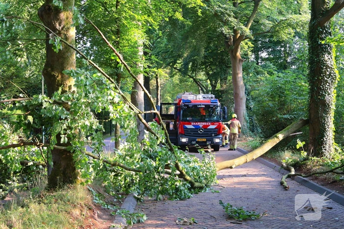 Tak breekt af en blokkeert weg