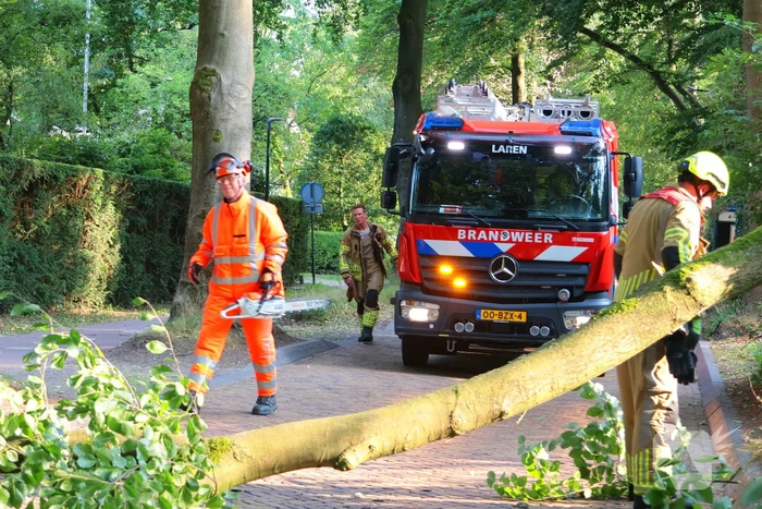 Tak breekt af en blokkeert weg