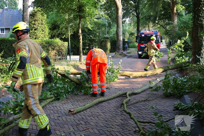 Tak breekt af en blokkeert weg
