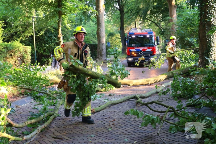 Tak breekt af en blokkeert weg