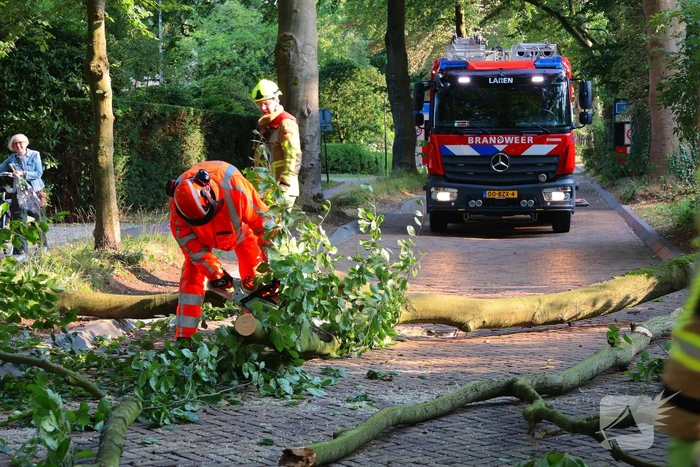 Tak breekt af en blokkeert weg
