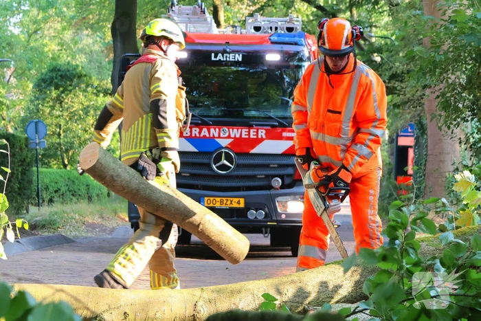 Tak breekt af en blokkeert weg