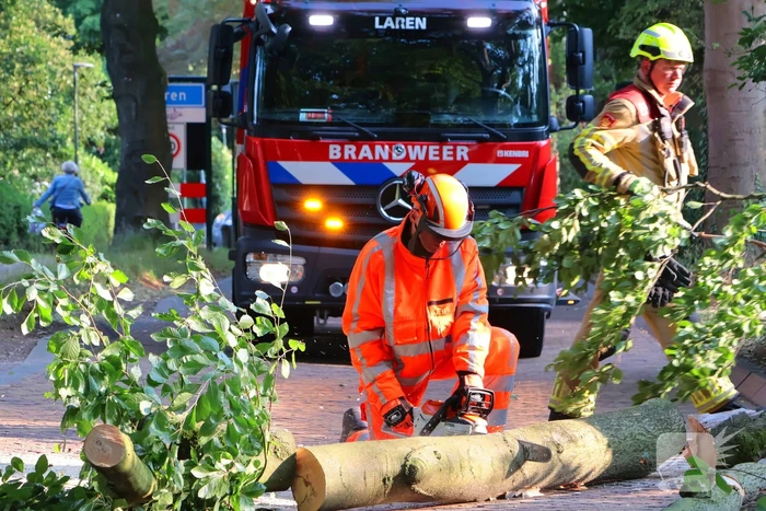 Tak breekt af en blokkeert weg