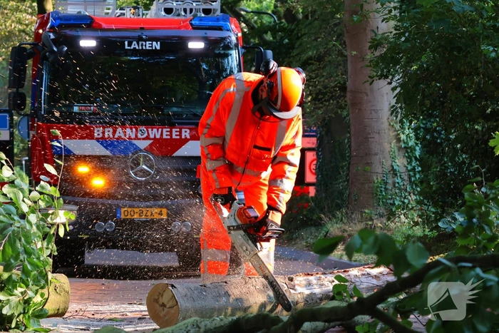 Tak breekt af en blokkeert weg