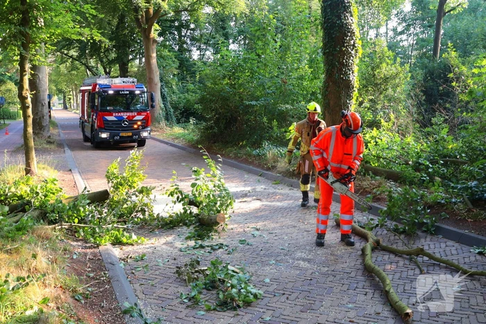 Tak breekt af en blokkeert weg