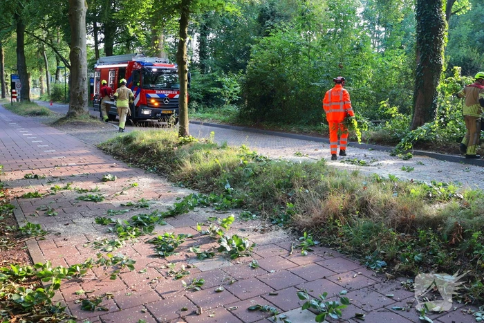 Tak breekt af en blokkeert weg