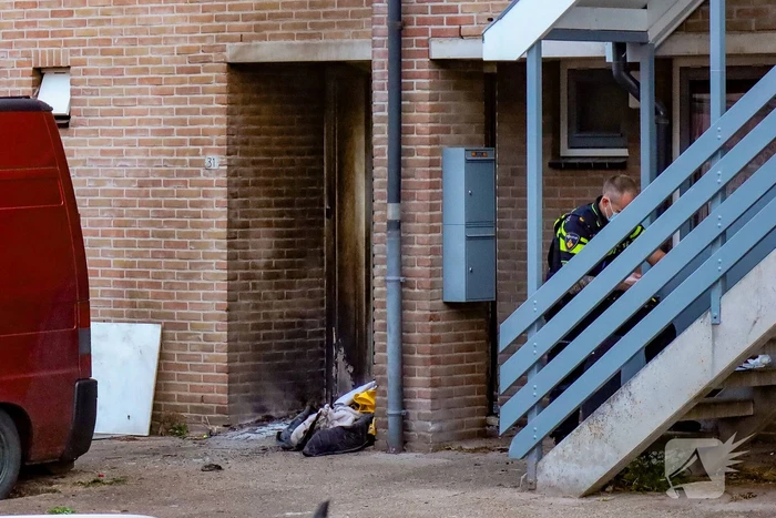 Explosie verwoest voordeur woning en zorgt voor brand